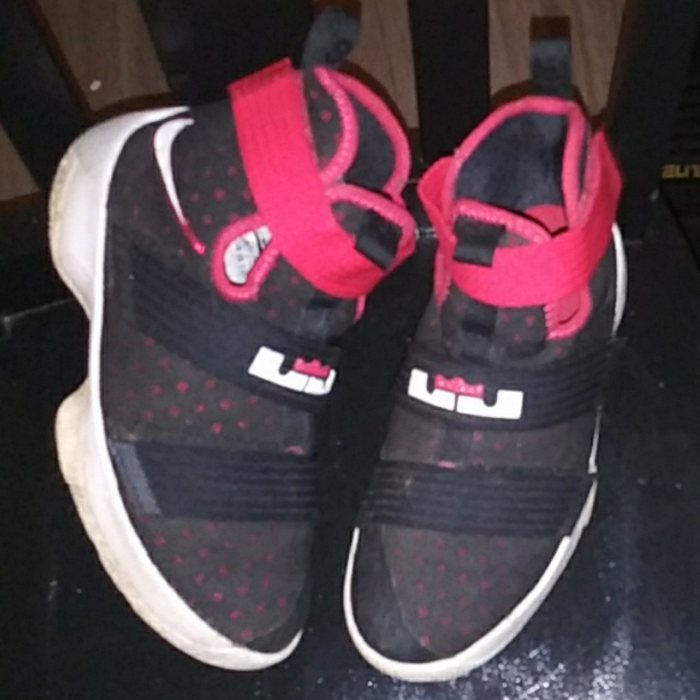Kids size 4 Lebron soldier 10